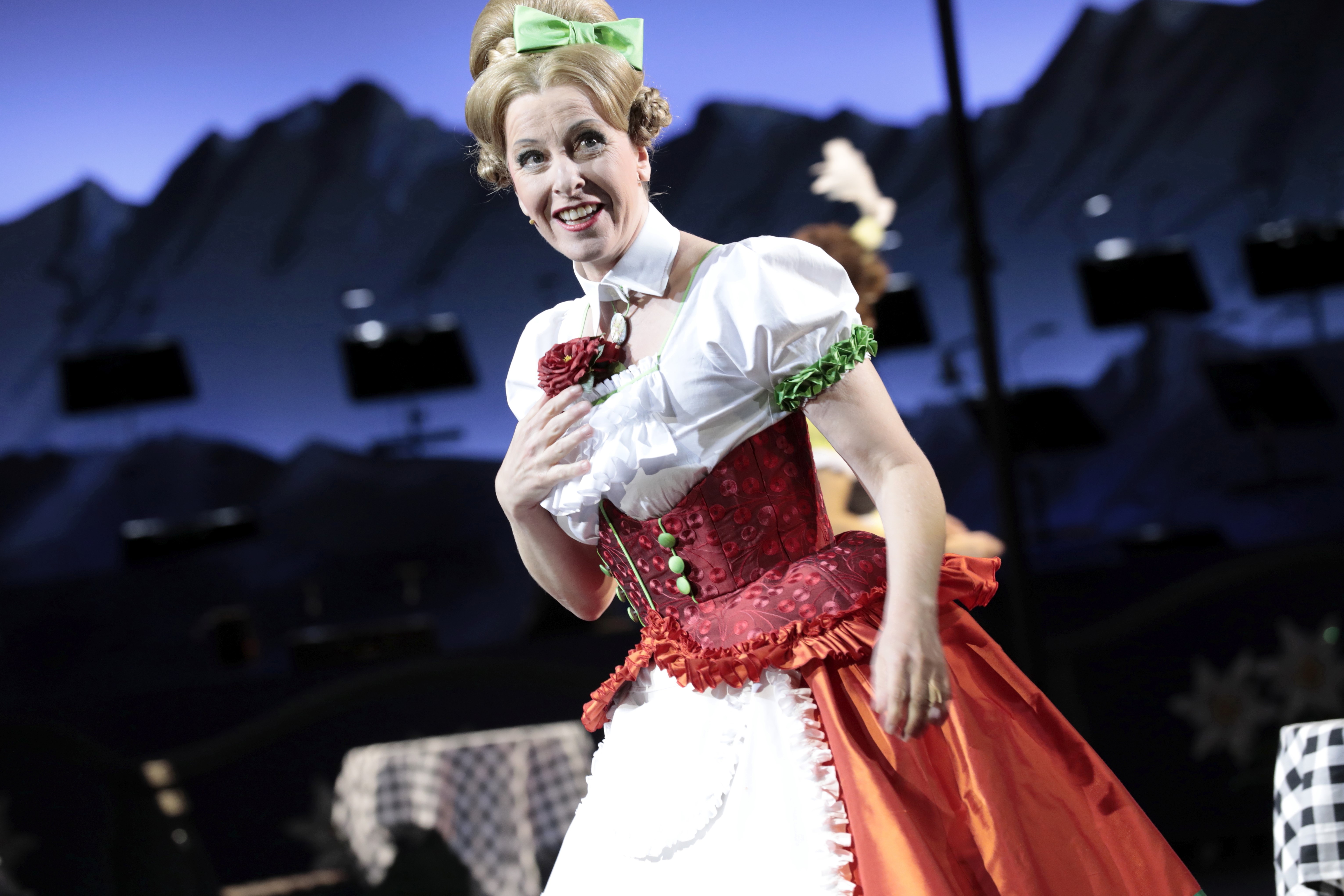 https://www.oper.koeln/media/content/Inszenierungsfotos_18.19/Produktionsfotos/Roessl/Rossl_2.jpg