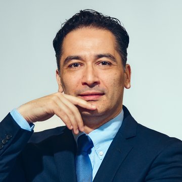 Andrés Orozco-Estrada © Oper Köln_Teresa Rothwangl FESTAKT, ROSENKAVALIER, HOFFMANN).jpg