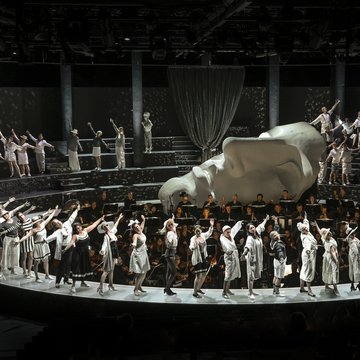Get to know more about Oper Köln Chorus.