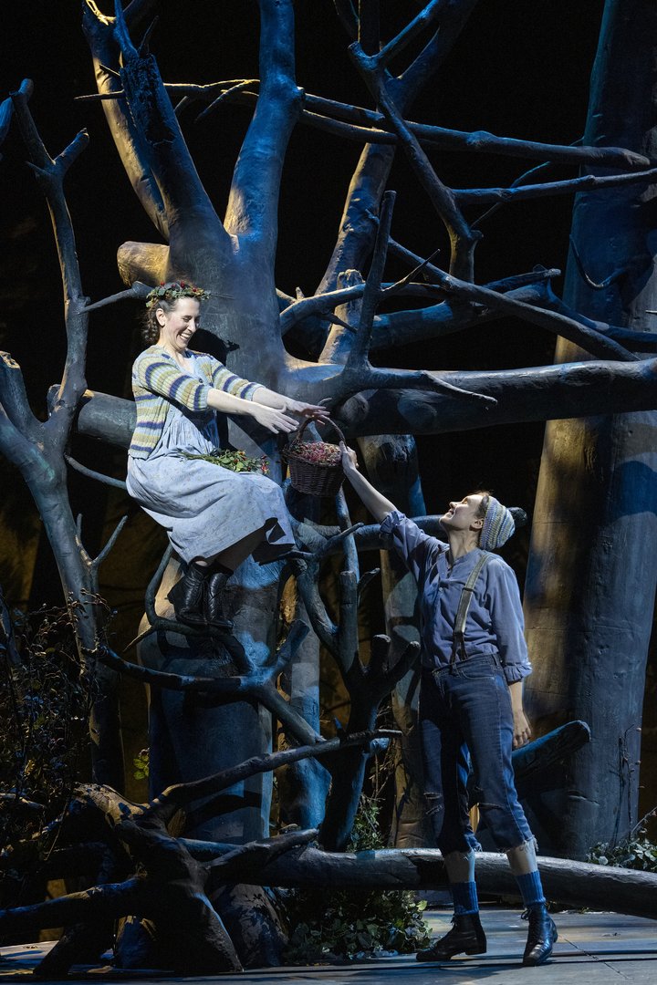 Hansel (Ruth Häde) and Gretel (Emily Hindrichs)