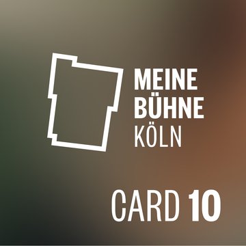 Grafische Darstellung der „Meine Bühne Köln Card 10“ mit einem stilisierten, weißen Bühnenriss auf der linken Seite und dem Schriftzug „MEINE BÜHNE KÖLN“ sowie „CARD 10“ in weißer Typografie. Der Hintergrund zeigt einen sanften Farbverlauf aus dunklen Grün-, Braun- und warmen Beige- bis Kupfertönen.