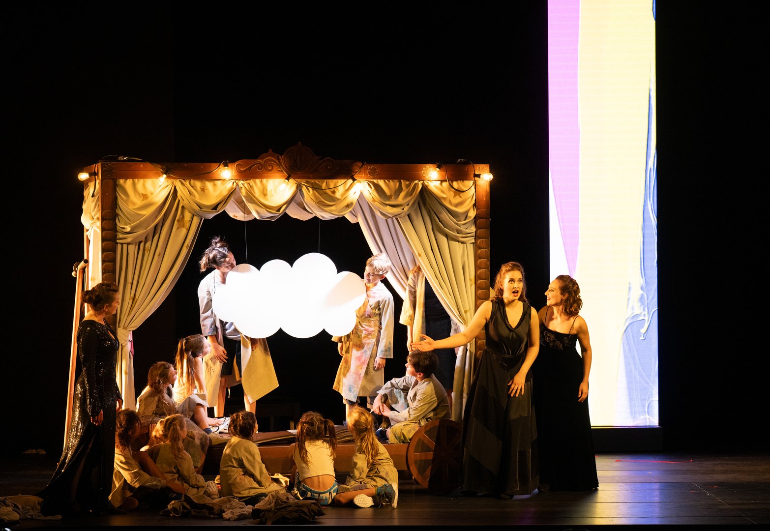 Rhinemaidens Woglinde, Wellgunde and Floßhilde with children’s extras