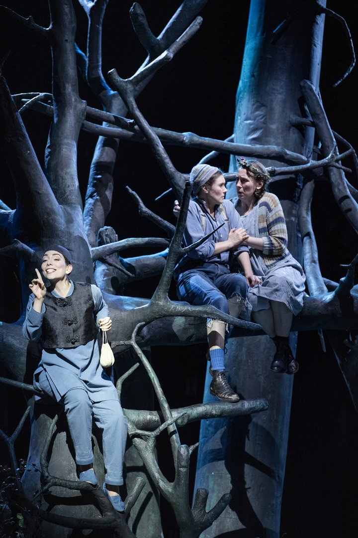 Hansel (Ruth Häde), Gretel (Emily Hindrichs), and the Sandman (Alina König Rannenberg)