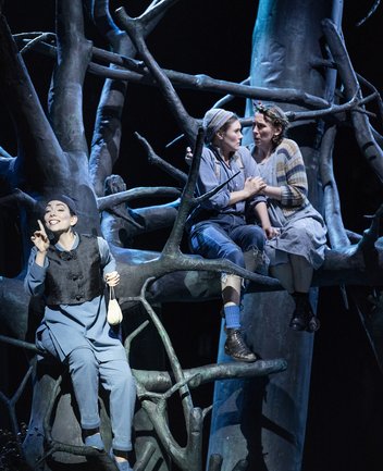 Hansel (Ruth Häde), Gretel (Emily Hindrichs), and the Sandman (Alina König Rannenberg)