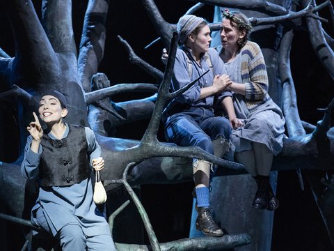 Hänsel (Ruth Häde), Gretel (Emily Hindrichs) und Sandmännchen (Alina König Rannenberg)