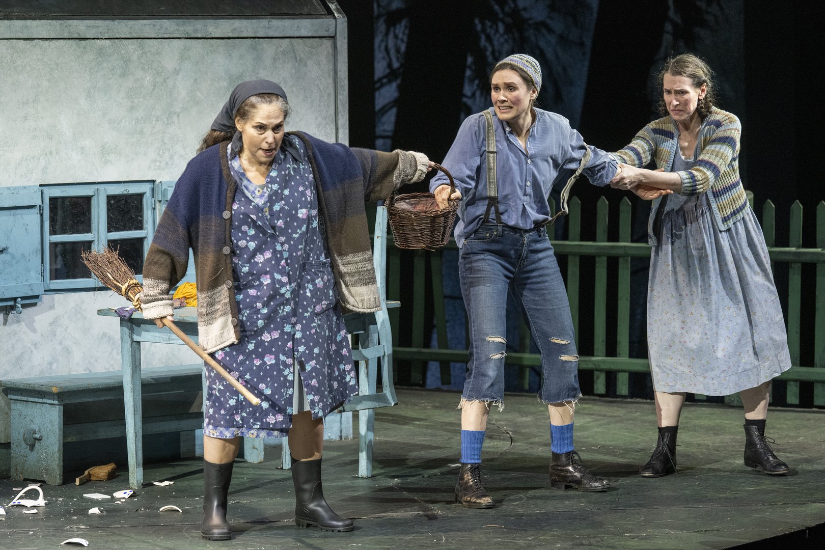 Hansel (Ruth Häde), Gretel (Emily Hindrichs), and Gertrud (KS Dalia Schaechter)