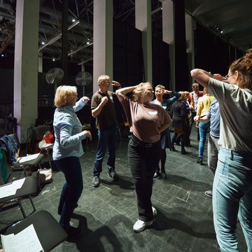 In diesem Workshopformat laden wir alle Interessierten ein, sich anhand der Oper CARMEN selbst im Theaterspiel auszuprobieren. Vorkenntnisse und Gesangserfahrung sind nicht erforderlich.