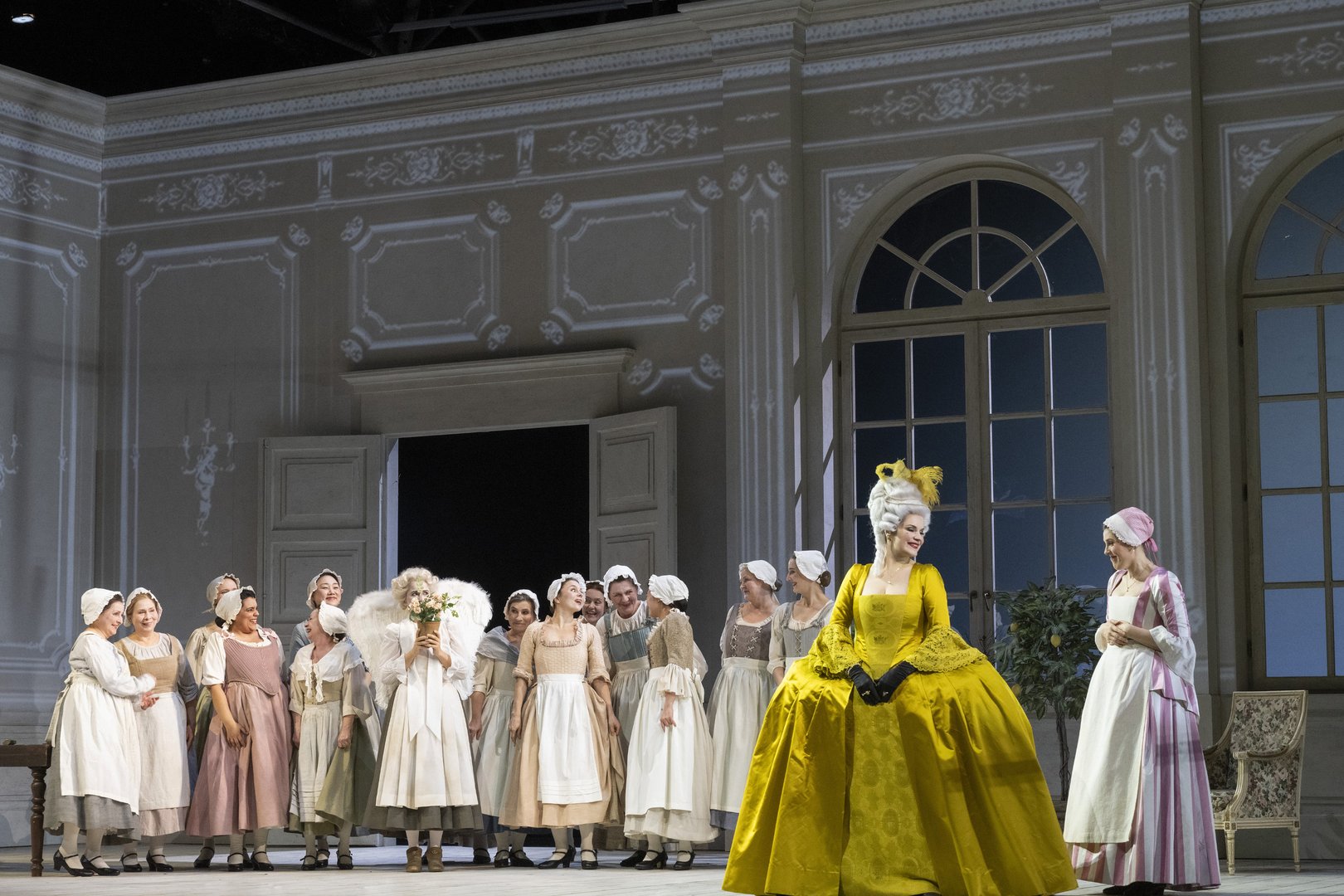 Gräfin Almaviva (Selene Zanetti), Susanna (Kathrin Zukowski) und Chor der Oper Köln