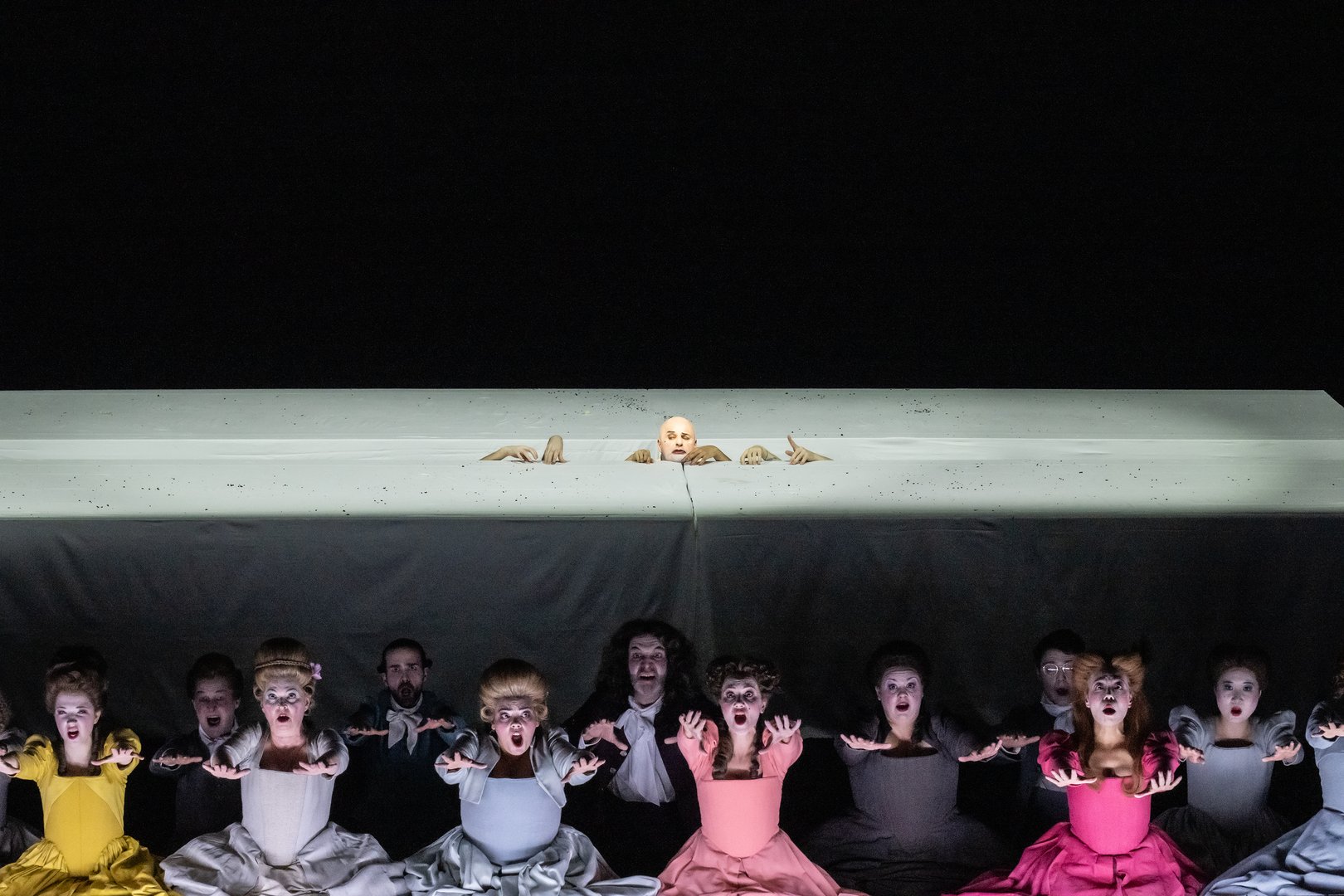 Oben Saul (Christopher Purves), unten der Chor der Oper Köln