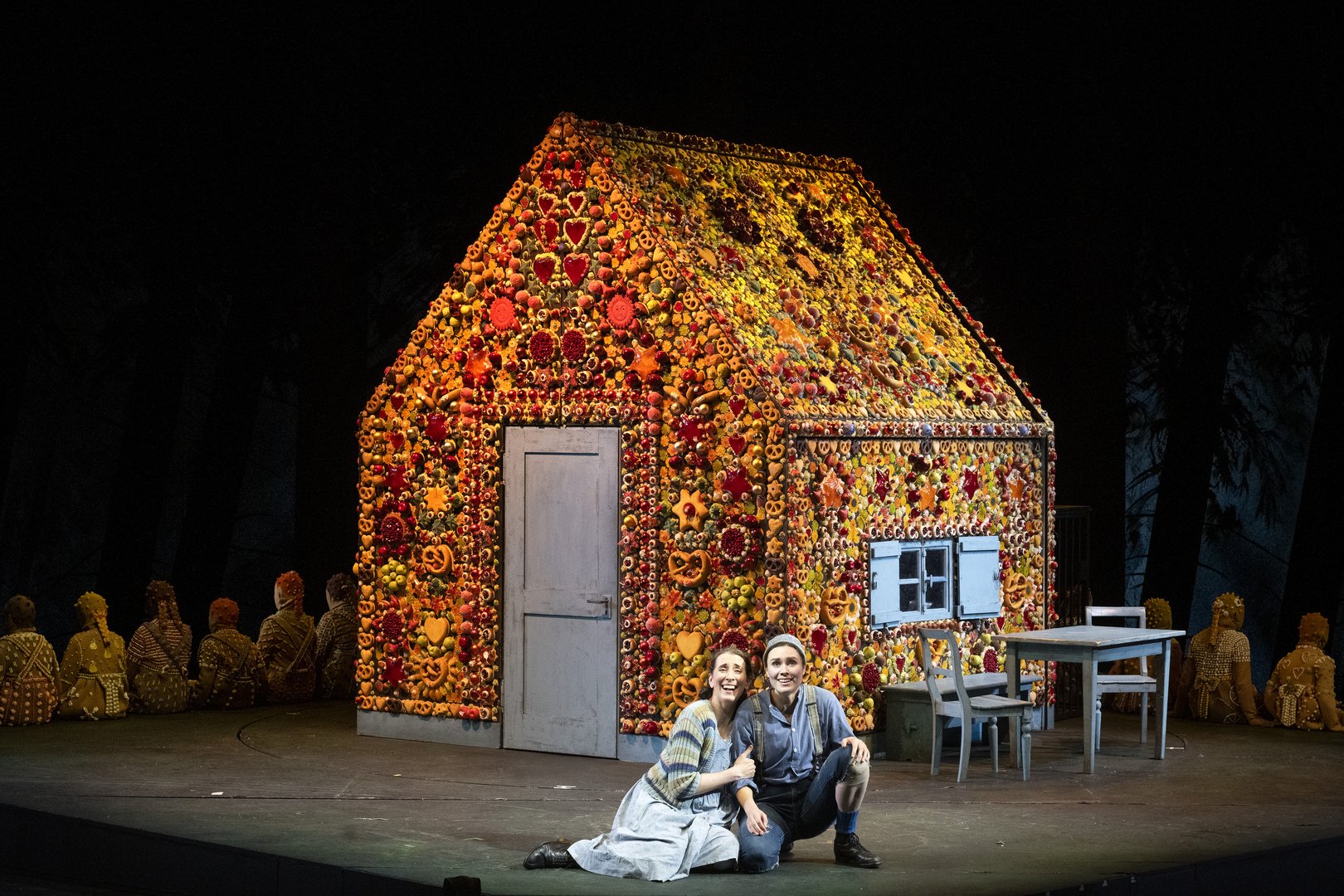 Hansel (Ruth Häde), Gretel (Emily Hindrichs), and children's choir of boys and girls from Cologne Cathedral Music