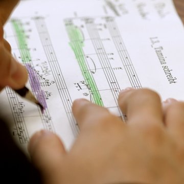 What does the search for one's own identity sound like? What sounds express longing, chaos or the courage to surpass oneself? In the composition workshop, these questions are answered with creative passion by young musicians up to the age of eighteen.