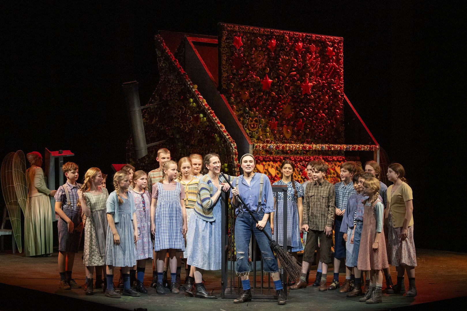 Hansel (Ruth Häde), Gretel (Emily Hindrichs), and children's choir of boys and girls from Cologne Cathedral Music