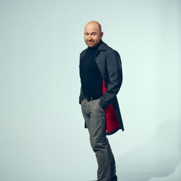 John Heuzenroeder sings the song ‘Green Little Isle of the Sea’ by his ancestor Moritz Heuzenroeder