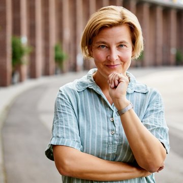 Wir haben die Regisseurin Katharina Thoma bei den Proben begleitet. Im Kurzinterview spricht sie über ihre Inszenierung als Reise durch die Zeiten und über die Rolle der Susanna.