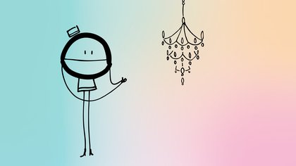 Illustration einer stilisierten Hoteldirektorin aus „Das Grand Hotel der Gefühle“: Eine minimalistisch gezeichnete Strichfigur mit rundem Kopf, kleinem Hut und langen, dünnen Beinen steht aufrecht und gestikuliert mit einer Hand. Links neben ihr hängt ein filigraner Kronleuchter. Der Hintergrund zeigt einen weichen Farbverlauf von warmen Beige- und Apricottönen hin zu zartem Rosa und kühlem Hellblau. Die Figur und der Kronleuchter sind in schwarzer Linienzeichnung gehalten und heben sich klar vom pastelligen Hintergrund ab.