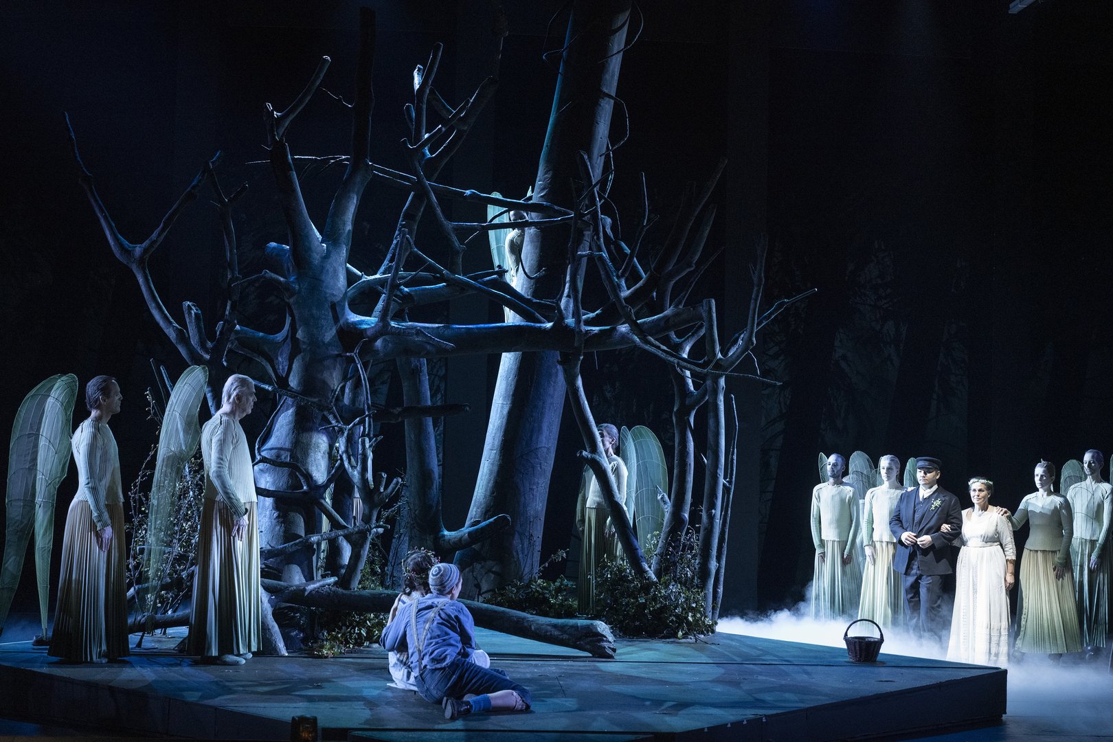 Hansel (Ruth Häde), Gretel (Emily Hindrichs), Peter Besenbinder (Insik Choi), Gertrud (KS Dalia Schaechter), and the guardian angels