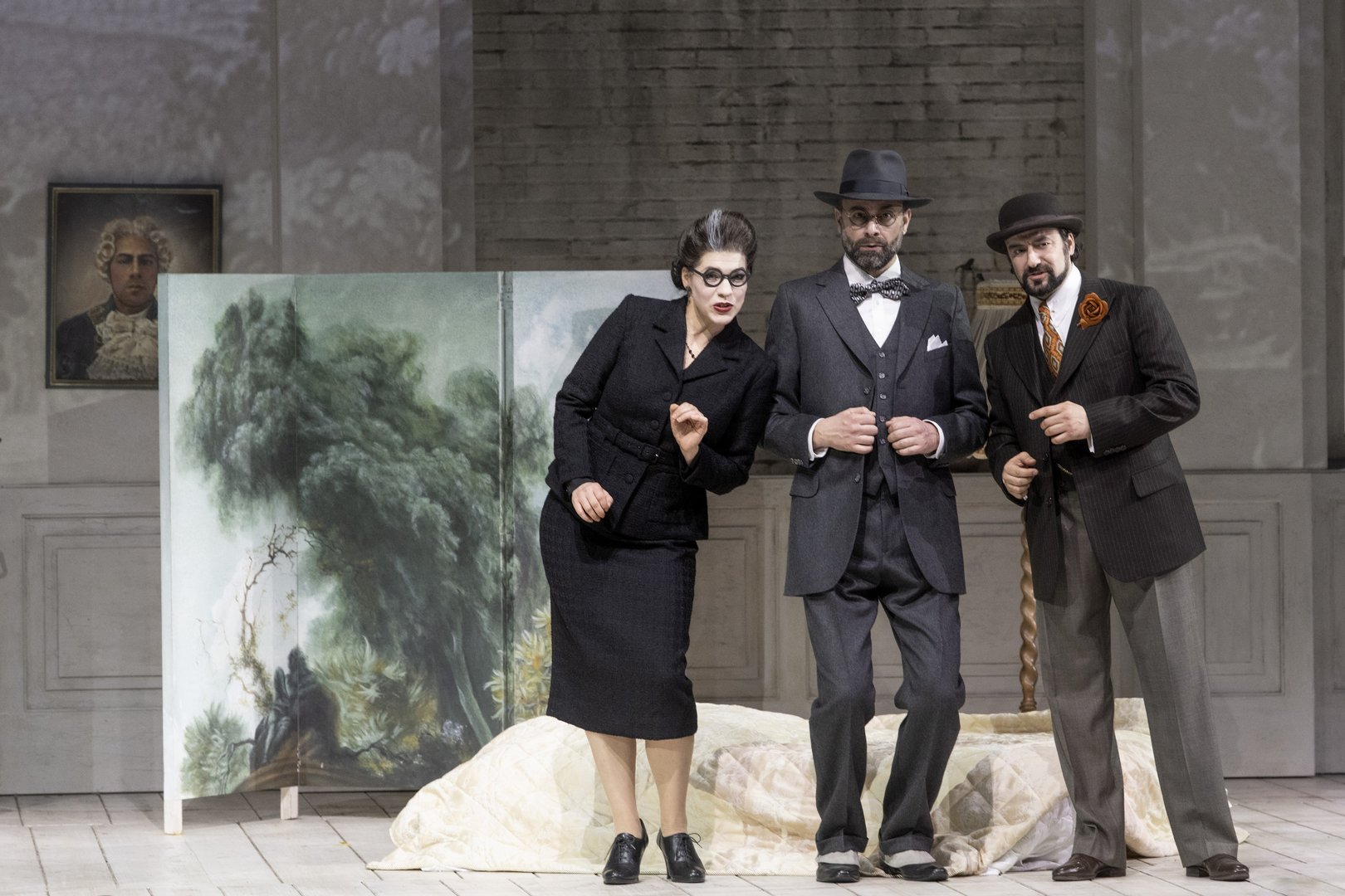 Marcellina (Sarah Alexandra Hudarew), Bartolo (Lucas Singer) und Basilio (Dmitry Ivanchey)