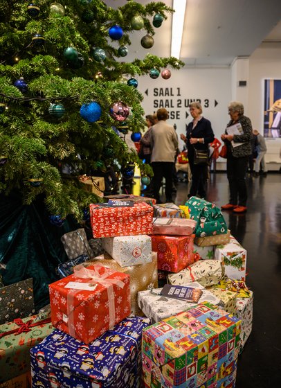 Wunschbaum im Staatenhaus in der Spielzeit 2023 24 mit Geschenken