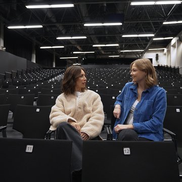 Opera can be gigantic, colossal and monumental. But it can also be very small and intimate. In the third edition of our video magazine RESONATE, presenter Bianca Hauda and dramaturge Svenja Gottsmann go in search of the many different ways opera can be told.