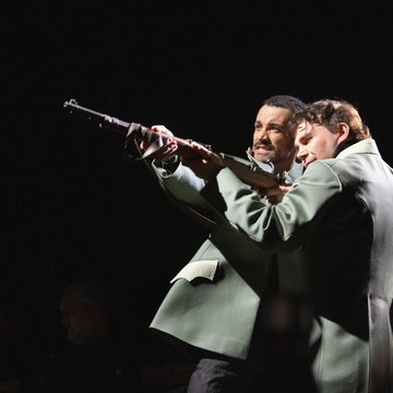 Einblicke: Ela Beysun und Rafael-Evitan Grombelka erzählen von ihren Rollen – in DGS mit Untertiteln. Plus: Programmheft in DGS, Trailer und Pressestimmen.