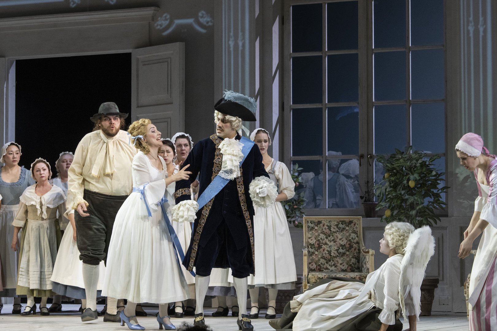 Antonio (Christoph Seidl), Barbarina (Giulia Montanari), Graf Almaviva (Germán Olvera), Cherubino (Anita Monserrat), Susanna (Kathrin Zukowski) und Chor der Oper Köln