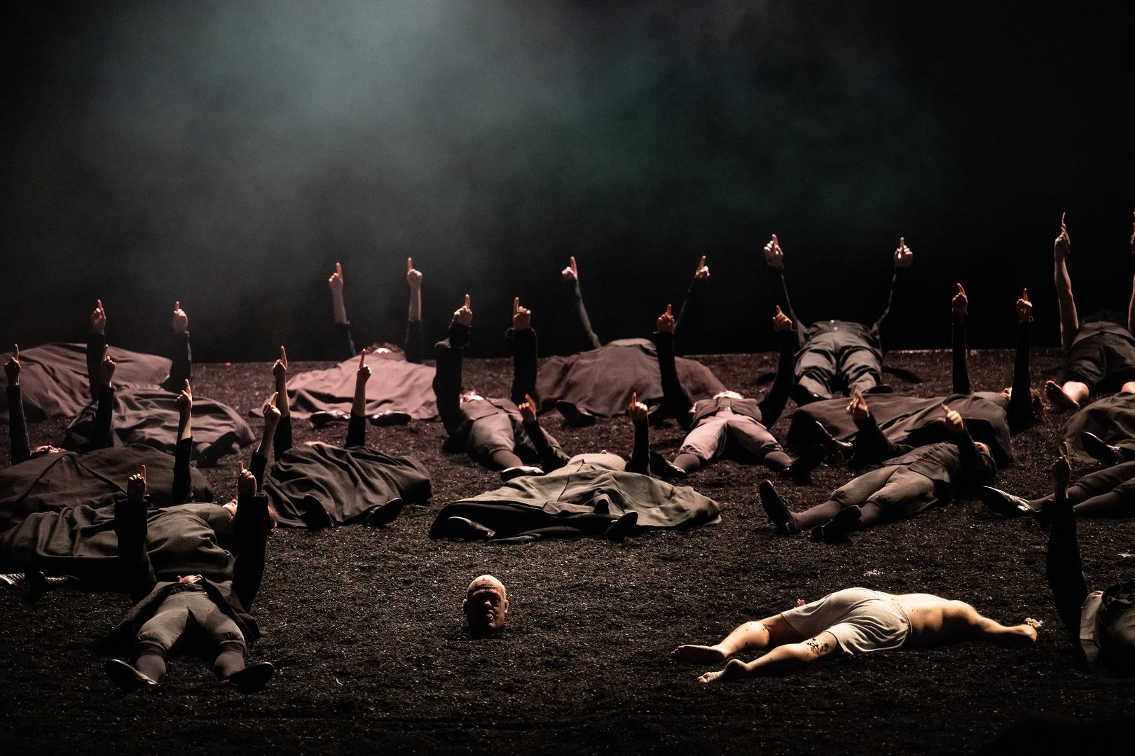 Körper und Kopf Saul (Christopher Purves) und der Chor der Oper Köln