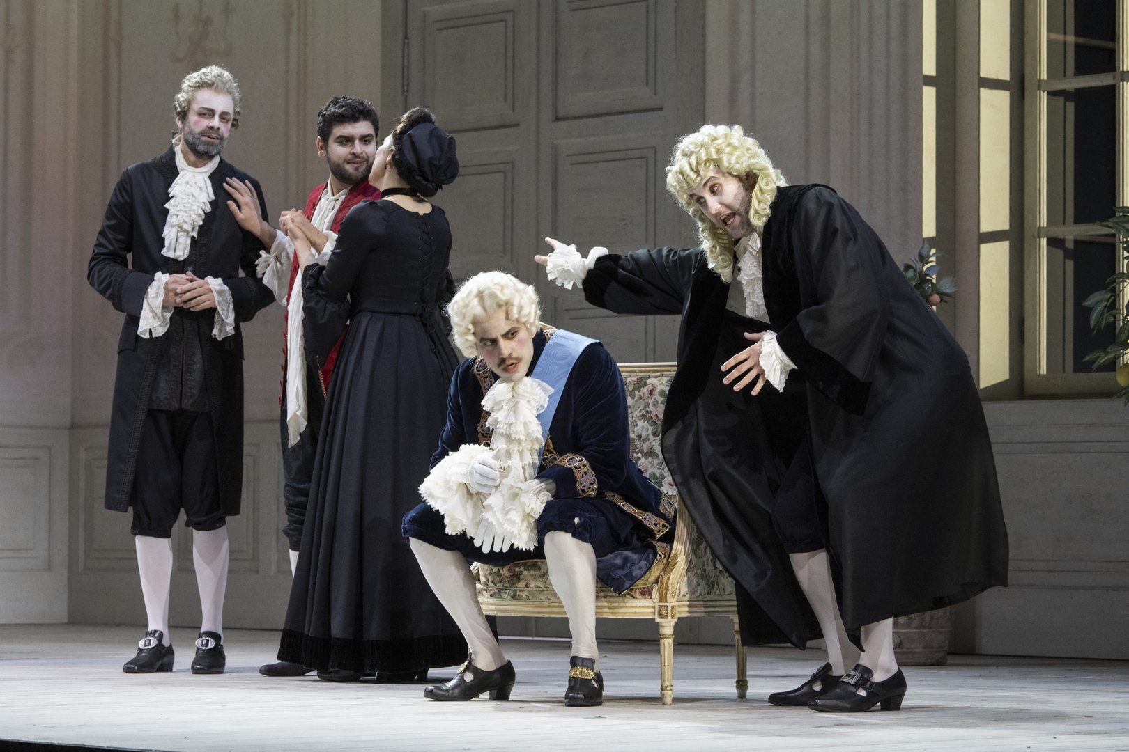 Bartolo (Lucas Singer), Figaro (Adolfo Corrado), Marcellina (Sarah Alexandra Hudarew), Graf Almaviva (Germán Olvera) und Don Curzio (Rhydian Jenkins)