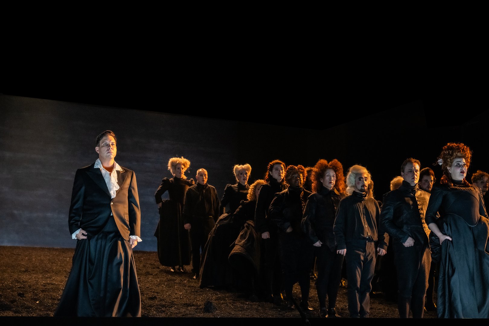 Links David (Christopher Lowrey) und rechts der Chor der Oper Köln