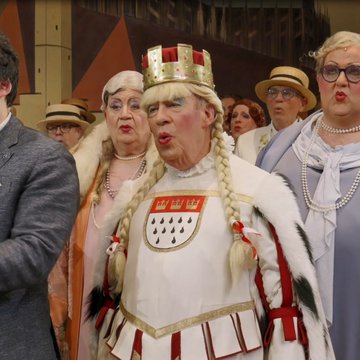 For the first time, members of the Cologne Opera Choir sing the Bläck Fööss evergreen from 1971, ‘Drink doch ene met’, together with Cäcilia Wolkenburg - with an adapted text: ‘Wähl am Sonndach met!’