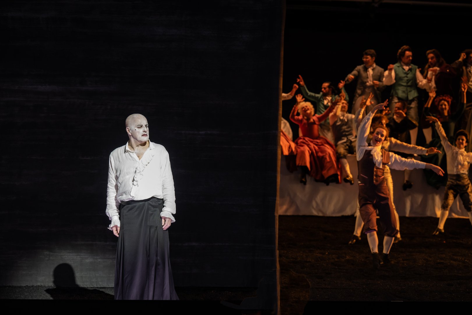 Links Saul (Christopher Purves), rechts der Chor der Oper Köln und Tänzer*innen