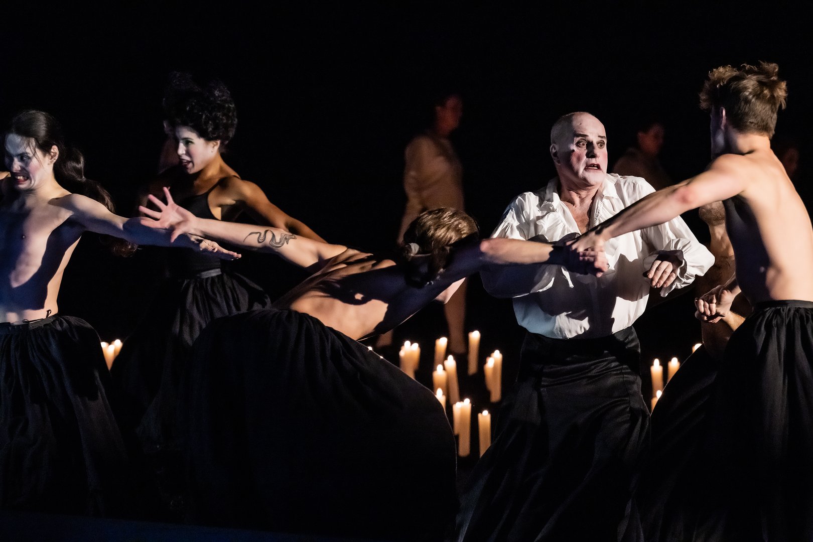 Saul (Christopher Purves) und Tänzer*innen