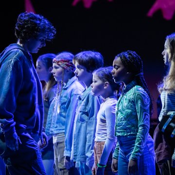Our chorus workshop under the direction of Felix Schirmer for the community opera SUPERHELDENNORMALOS wasn't just about singing. The camera was up close and personal as children and young people tried out their vocal skills, created sounds together and grew into a project choir.