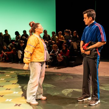 How does the search for one’s identity come alive on stage? What gestures, postures, or words express longing, inner chaos, or the courage to grow beyond oneself? In the theatre workshop, young performers up to the age of eighteen explored these questions with creativity, imagination, and a passion for storytelling.