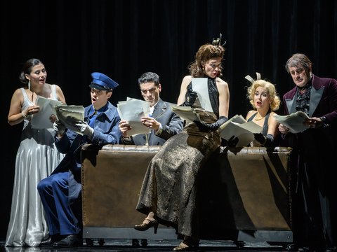 Szenenbild aus "La Cenerentola" Oper Köln 2022-23