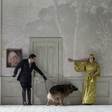 Regisseurin Katharina Thoma erzählt von ihrer Inszenierung von LE NOZZE DI FIGARO, die Themen wie Machtmissbrauch, Intrigen und Verzeihen durch verschiedene Epochen hinweg darstellt.