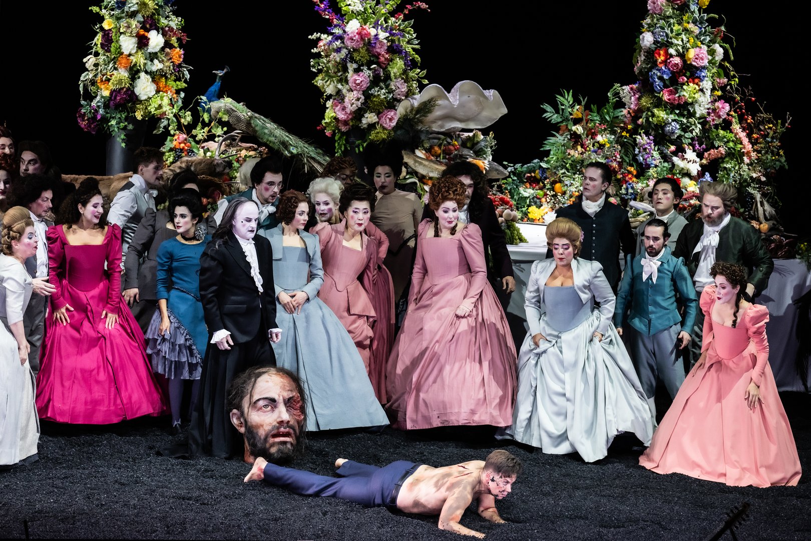 David (Christopher Lowrey), Kopf Goliaths, Saul (Christopher Purves), dahinter im Halbkreis der Chor der Oper Köln