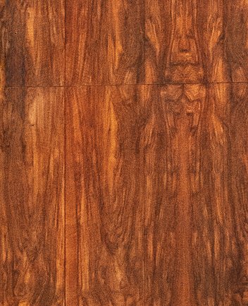 Detailaufnahme der markanten Holzvertäfelung im Saalinnenraum der Oper Köln am Offenbachplatz. Die Maserung des Holzes ist deutlich sichtbar und wirkt lebendig, während die warme Farbgebung dem Raum eine elegante und einladende Wirkung verleiht.