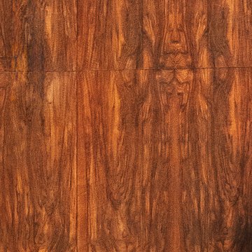 Detailaufnahme der markanten Holzvertäfelung im Saalinnenraum der Oper Köln am Offenbachplatz. Die Maserung des Holzes ist deutlich sichtbar und wirkt lebendig, während die warme Farbgebung dem Raum eine elegante und einladende Wirkung verleiht.