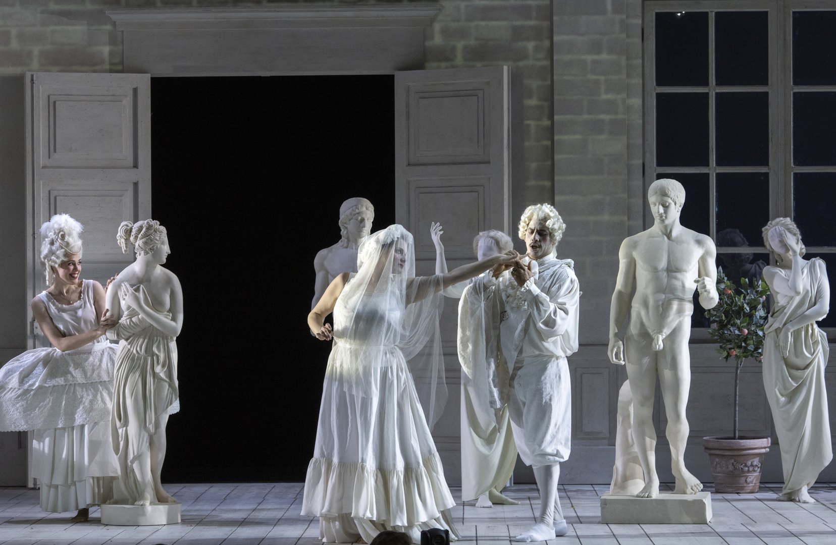 Susanna (Kathrin Zukowski), Gräfin Almaviva (Selene Zanetti) und Graf Almaviva (Germán Olvera)