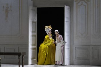 Gräfin Almaviva (Selene Zanetti) und Susanna (Kathrin Zukowski)