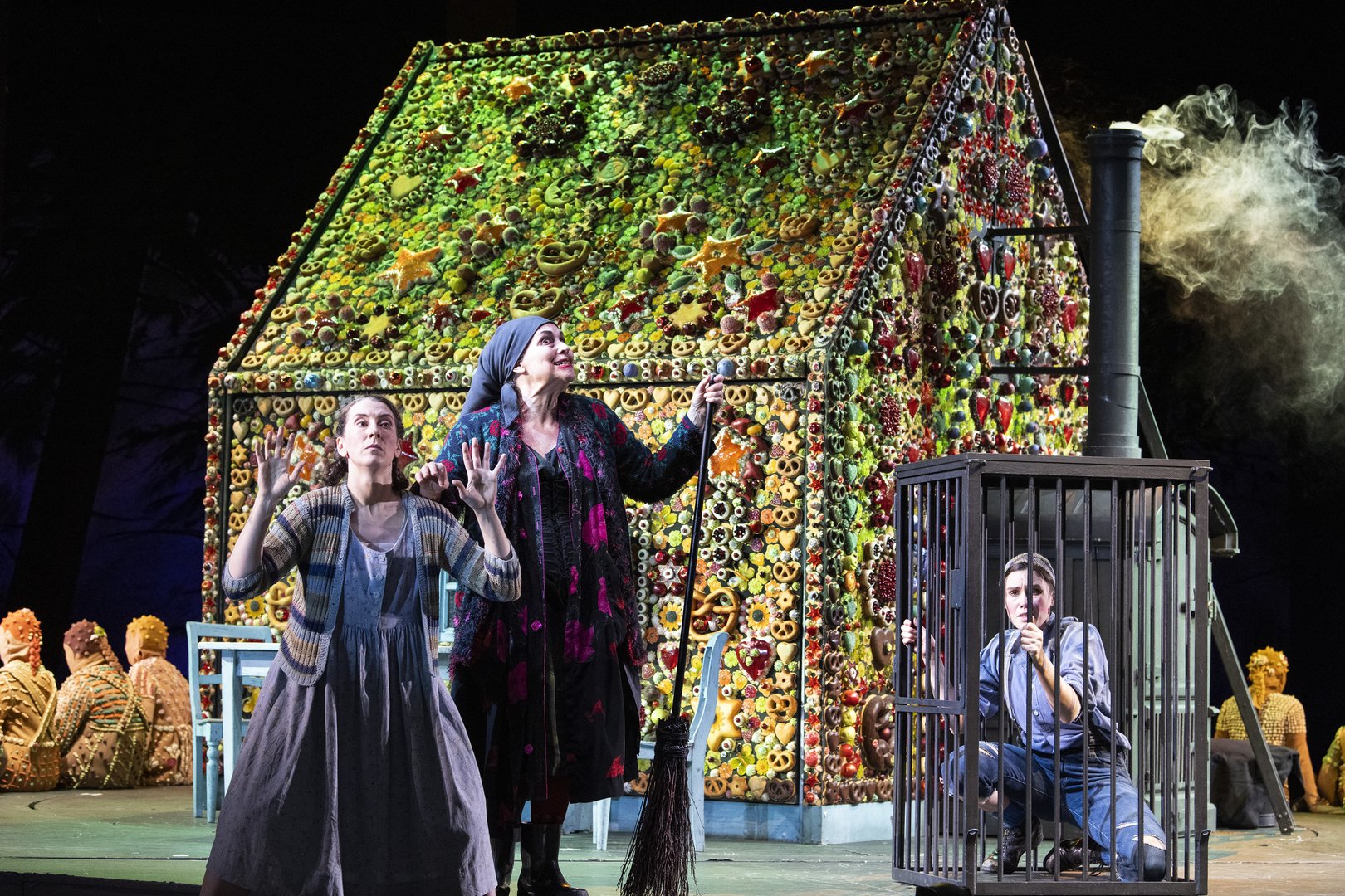 Hansel (Ruth Häde), Gretel (Emily Hindrichs), and the Gingerbread Witch (KS Dalia Schaechter)