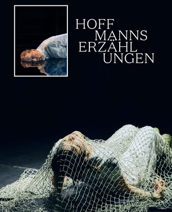 Werbeplakat für einen Theaterworkshop anlässlich von Hoffmanns Erzählungen. Das Motiv zeigt eine dunkle Bühnenlandschaft. Im unteren Bildbereich liegt eine Person in weißer Kleidung auf dem Boden und ist von einem grobmaschigen Netz umhüllt, das sich über den gesamten Vordergrund ausbreitet. Die Person blickt mit geschlossenen Augen nach oben. Im oberen linken Bereich befindet sich ein gerahmtes Foto eines Mannes, der mit dem Kopf auf einer spiegelnden Wasseroberfläche liegt; sein Gesicht und dessen Spiegelung sind sichtbar. Rechts daneben steht der Titel „Hoffmanns Erzählungen“ in großen weißen Serifenschrift-Buchstaben. Die Bildsprache wirkt traumhaft, geheimnisvoll und leicht beklemmend.