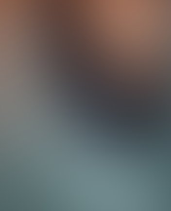 Abstraktes Moodbild zur Oper Madama Butterfly von Giacomo Puccini: Weich verschwommene Farbflächen in warmen Beige- und Rosétönen im oberen Bereich gehen fließend in kühle Blau- und Grautöne im unteren Bereich über. Die unscharfe, traumartige Bildwirkung erzeugt eine ruhige, melancholische und atmosphärische Stimmung ohne klar erkennbare Formen oder Figuren.