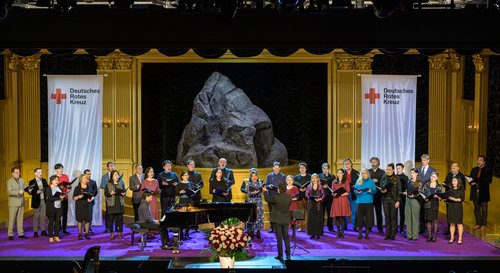 Ensemble auf Bühne DRK Gala