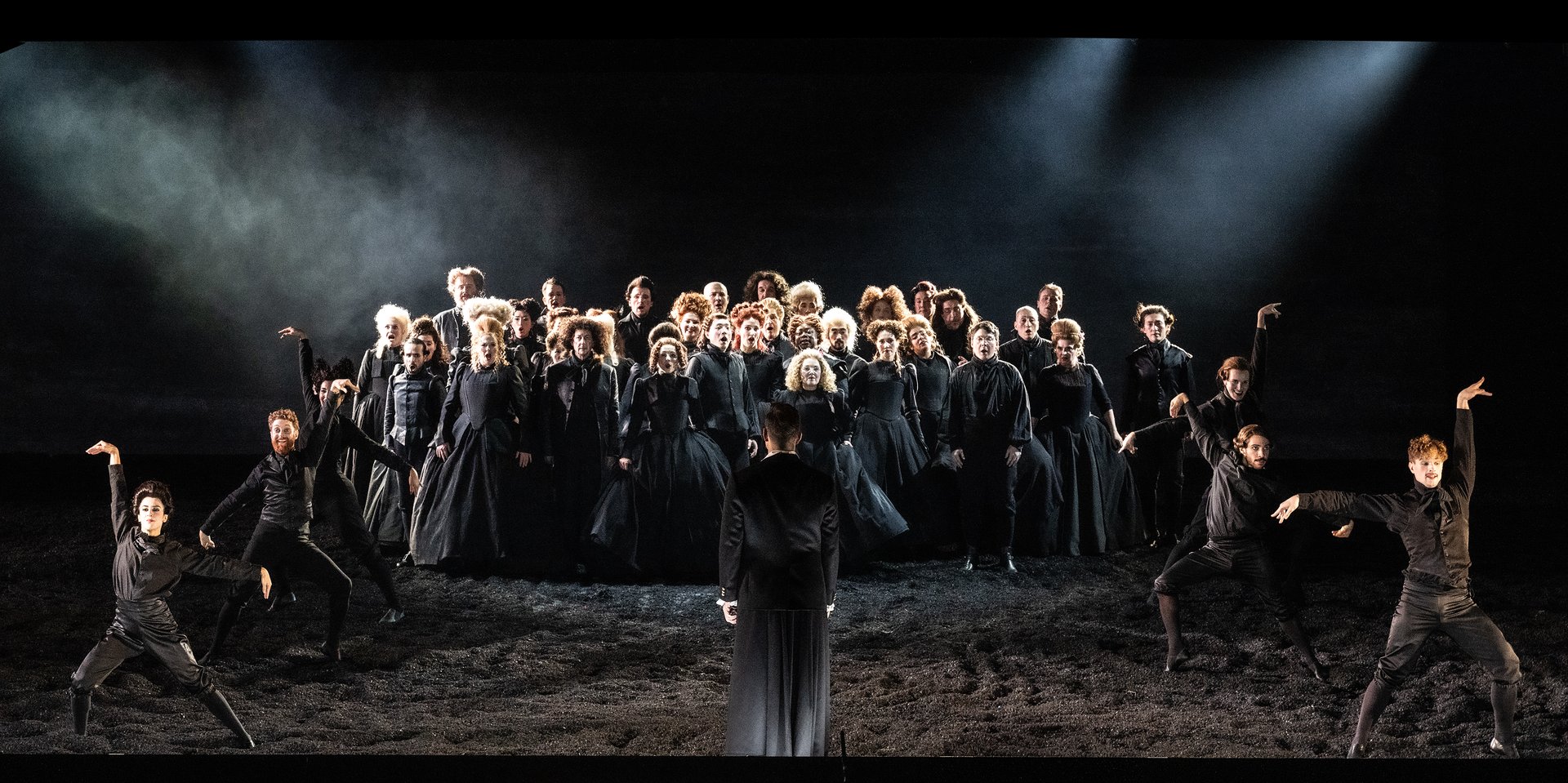 Vorne mittig David (Christopher Lowrey) und im Halbkreis dahinter der Chor der Oper Köln und Tänzer*innen