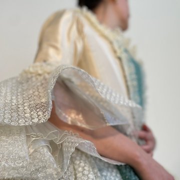 Materialität neu gedacht. Die Ausstellung gewährt spannende Einblicke hinter die Kulissen der Opernproduktion DIE SCHÖPFUNG und zeigt, wie kreative Kostümarbeit und nachhaltiges Design Hand in Hand gehen können.