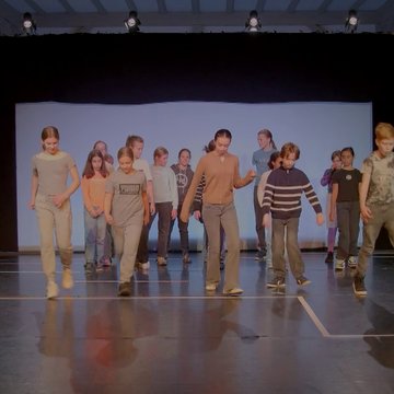 How does the search for one’s identity come alive on stage? What gestures, postures, or words express longing, inner chaos, or the courage to grow beyond oneself? In the theatre workshop, young performers up to the age of eighteen explored these questions with creativity, imagination, and a passion for storytelling.