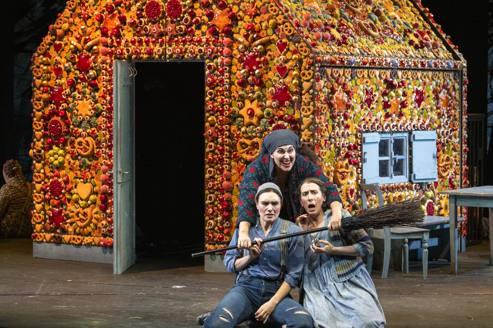 Hansel (Ruth Häde), Gretel (Emily Hindrichs), and the Gingerbread Witch (KS Dalia Schaechter)