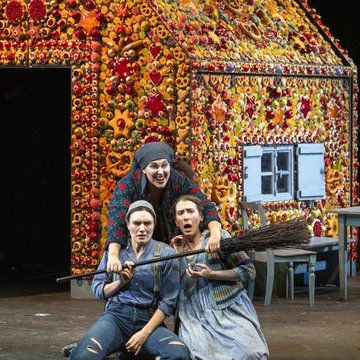 Mehr entdecken: Dramaturgische Worte und ein Blick auf Requisiten und Lebkuchenhaus.