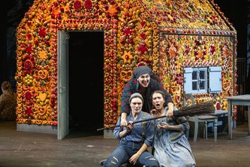 Hänsel (Ruth Häde), Gretel (Emily Hindrichs) und die Knusperhexe (KS Dalia Schaechter)